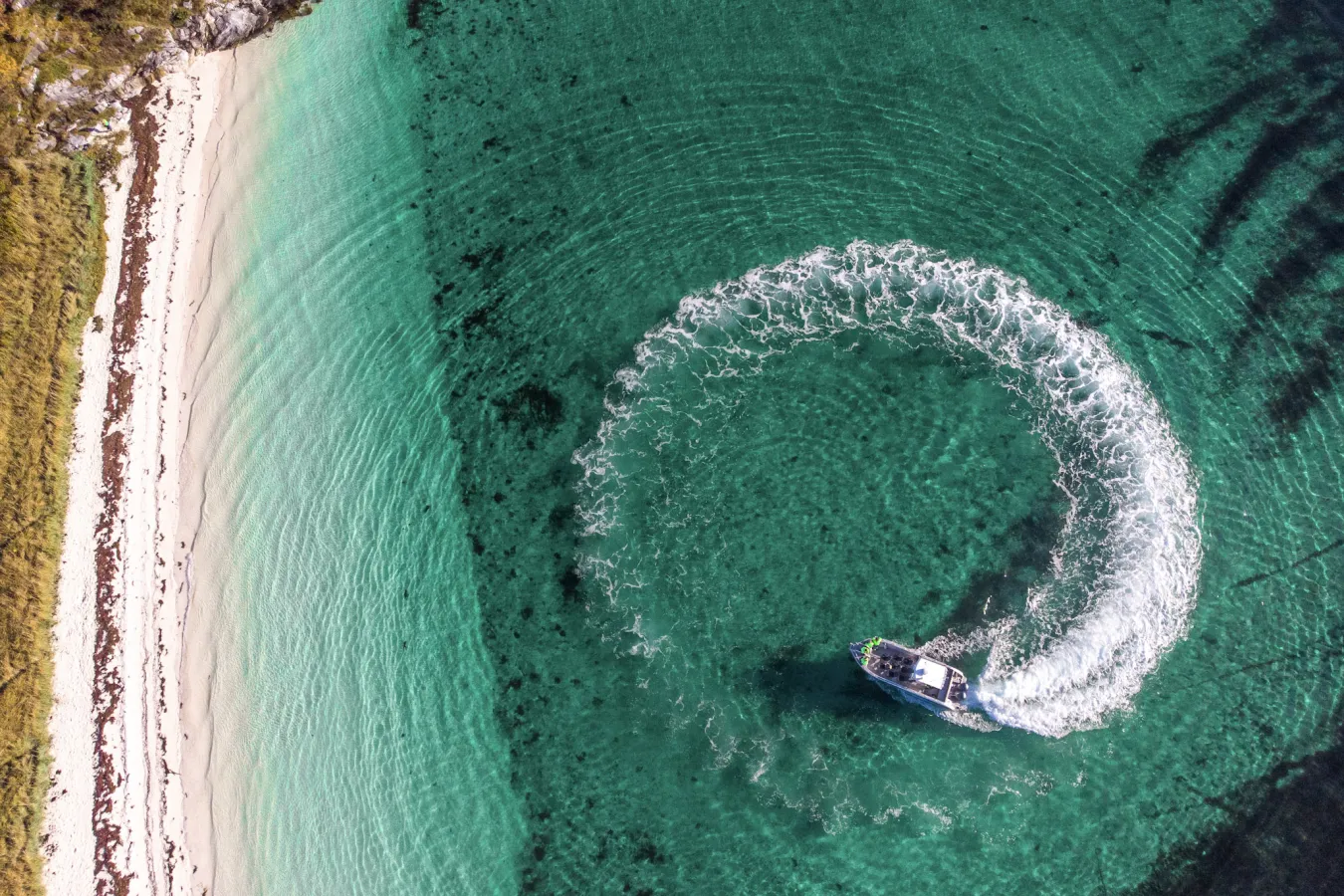 Båt, strand, turkist hav - Hamn i Senja