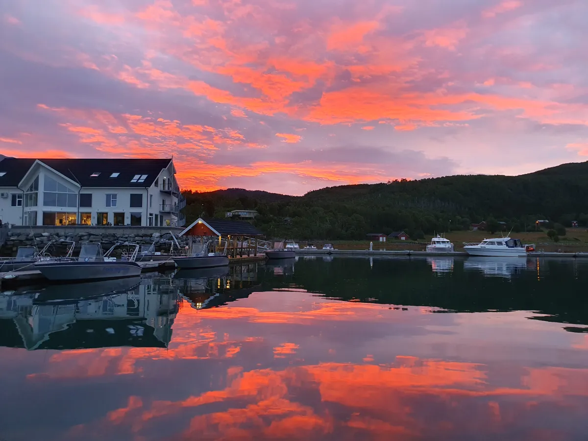 Gjestehavn hos Senja Fjordhotell i vakkert juli-lys. Eli Pedersen