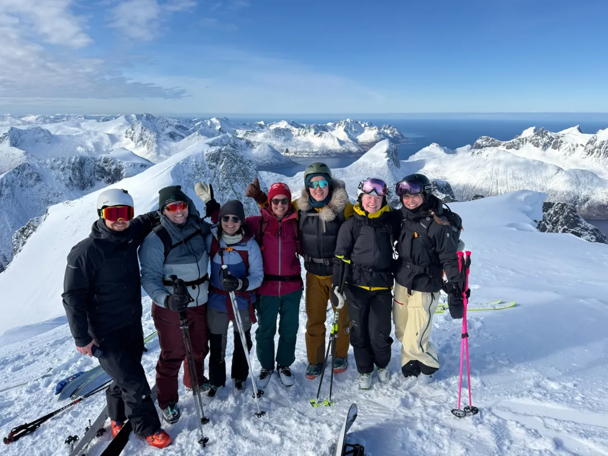 Skitouring topptur Gjeng på fjelltopp Yttersia Base