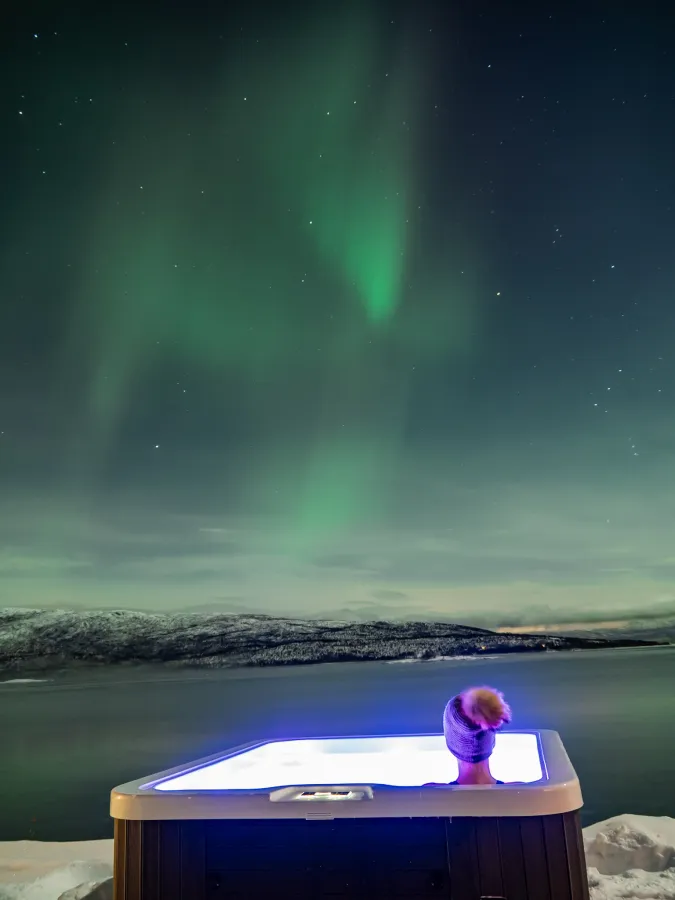 Jacuzzi under Nordlyset - Norwegian Wild