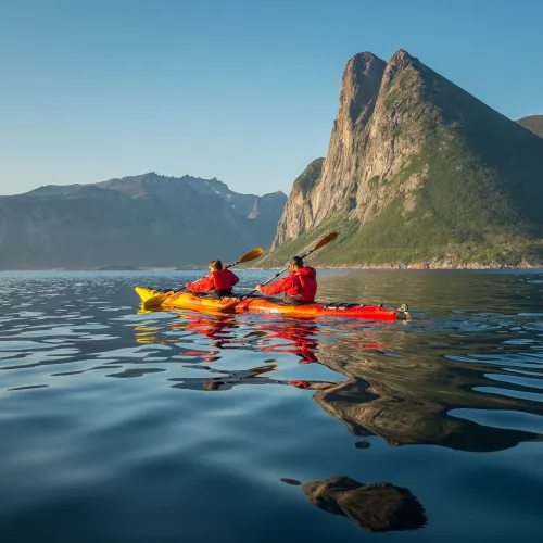 Kajakk i de vakre fjordene ved Ånderdalen Nasjonalpark