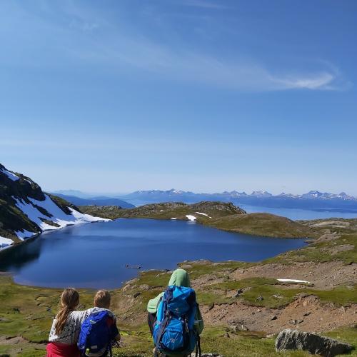 Gjester nyter utsikten over fjord, fjell og hav