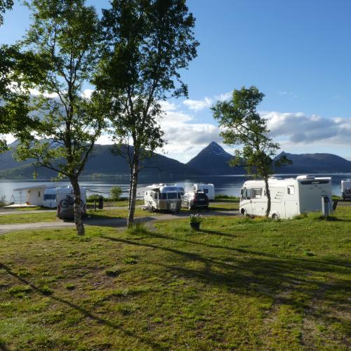 Campingplass med utsikt over hav og fjell