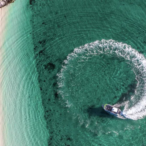Båt, strand, turkist hav - Hamn i Senja