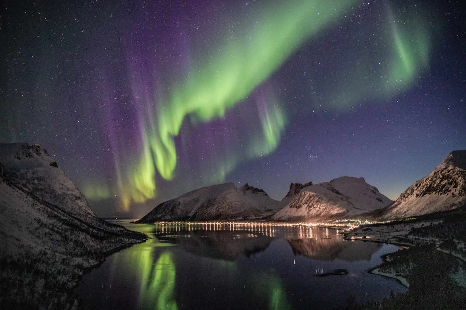 Nordlys og snødekte fjell i Bergsbotn på Senja mountains on the island of Senja
