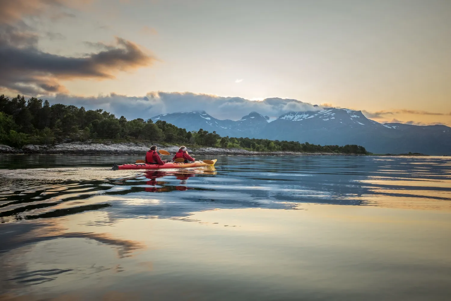 Guidet Midnight Sun Kayaking in Ånderdalen National Park