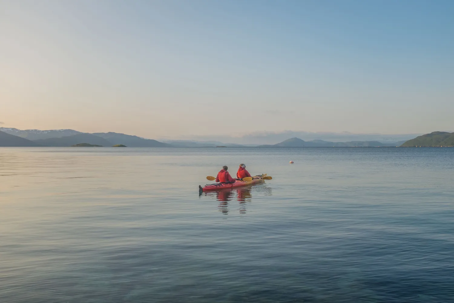 Guidet Midnight Sun Kayaking in Ånderdalen National Park