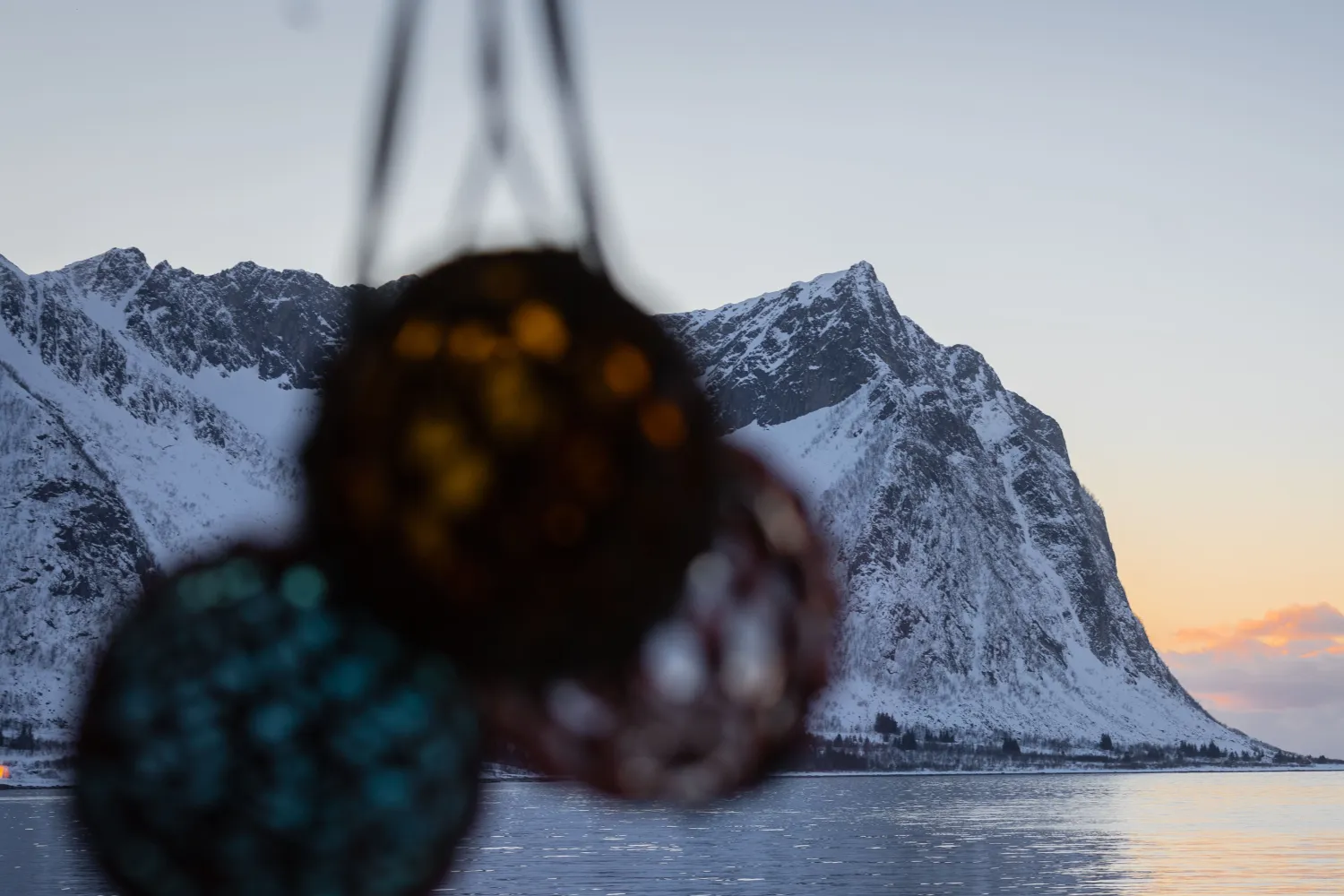 Vinterlandskap med utsikt over fjorden.