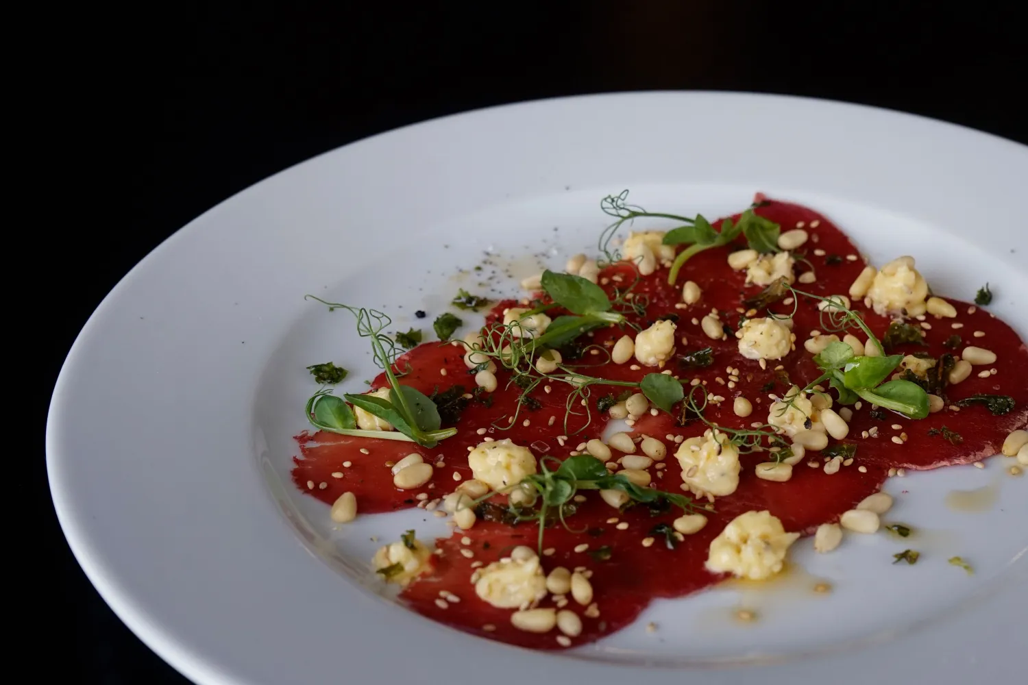Tallerken med delikat, anrettet gourmetmat