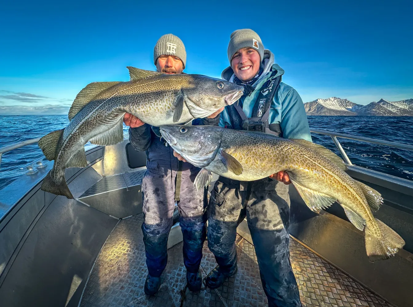 Mann som holder fisk fanget på fjorden