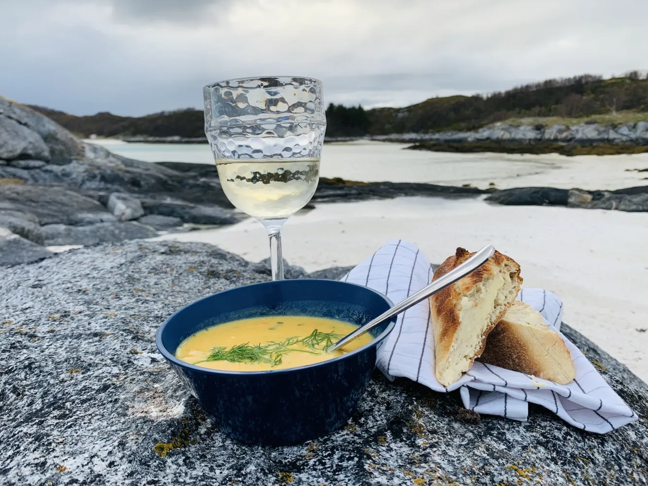 Båttur med servering på øy i Bergsfjorden