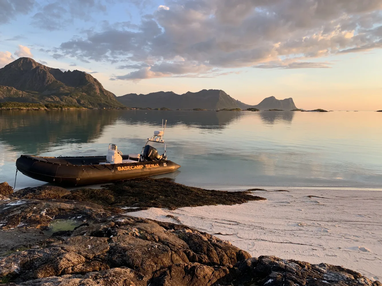 Båttur med servering på øy i Bergsfjorden