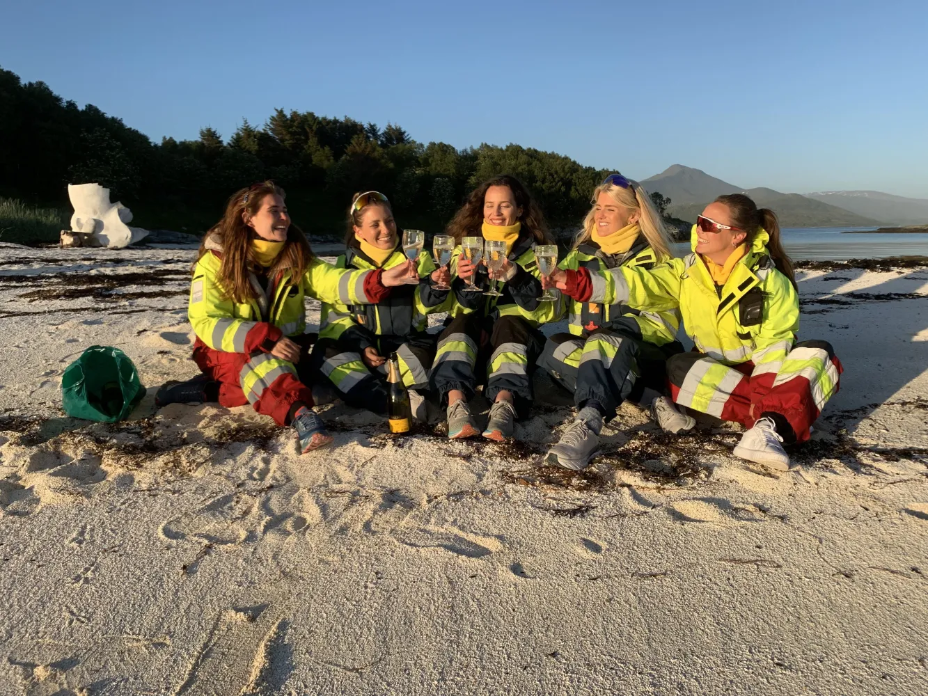 Båttur med servering på øy i Bergsfjorden