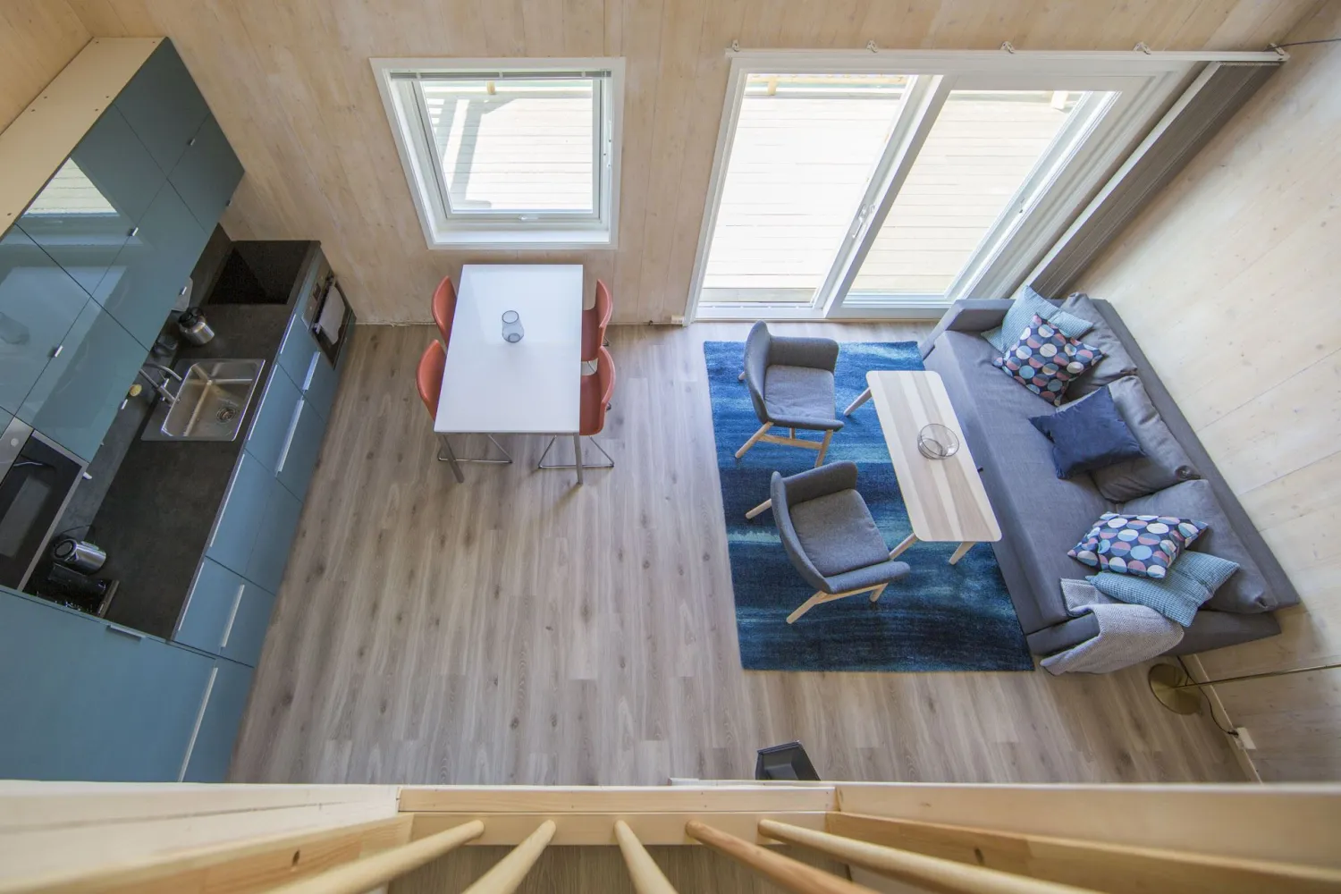 bilde av stue og kjøkken fra andre etasje