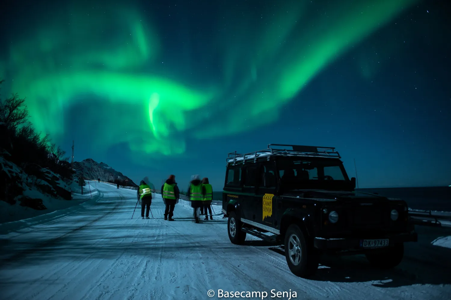 Gjester og en truck under nordlyset