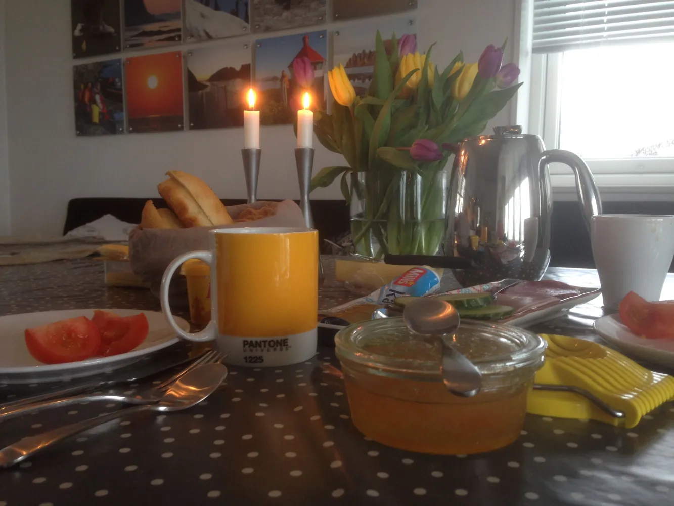 Koselig dekket frokostbord
