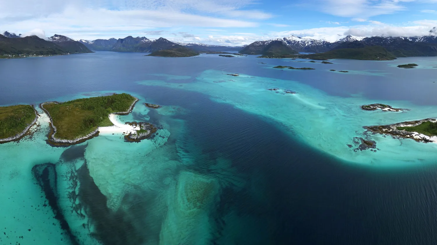 Dronebilde over hav og naturen rundt