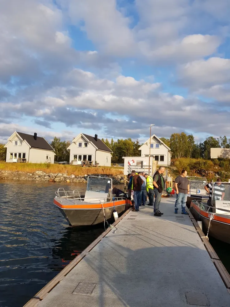 gruppe mennesker ute på brygga