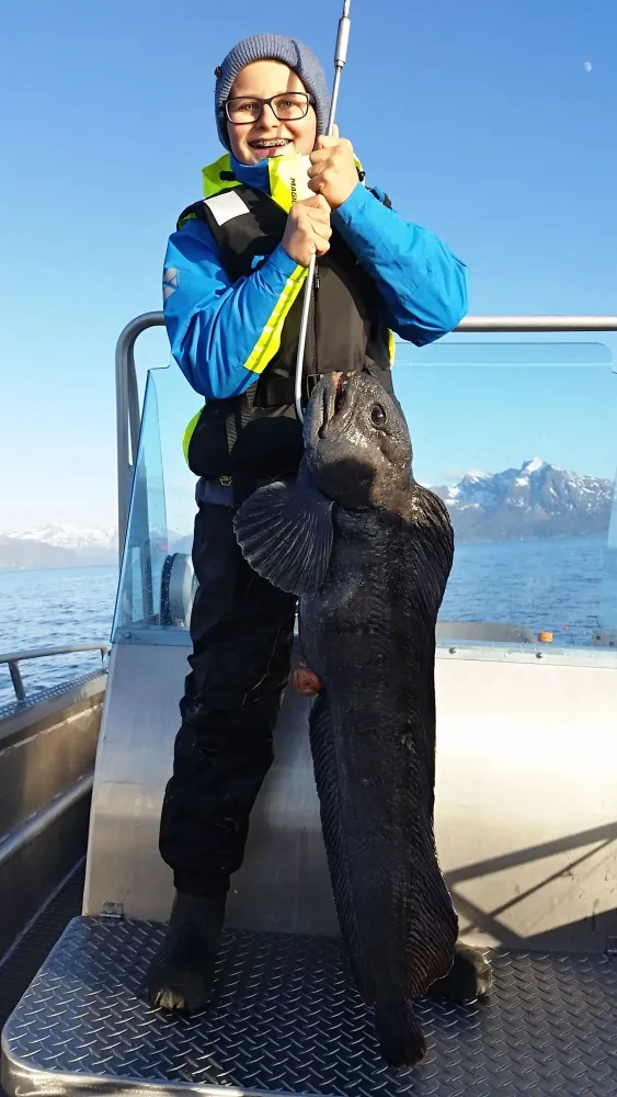 stolt barn med stor fiske fangst 