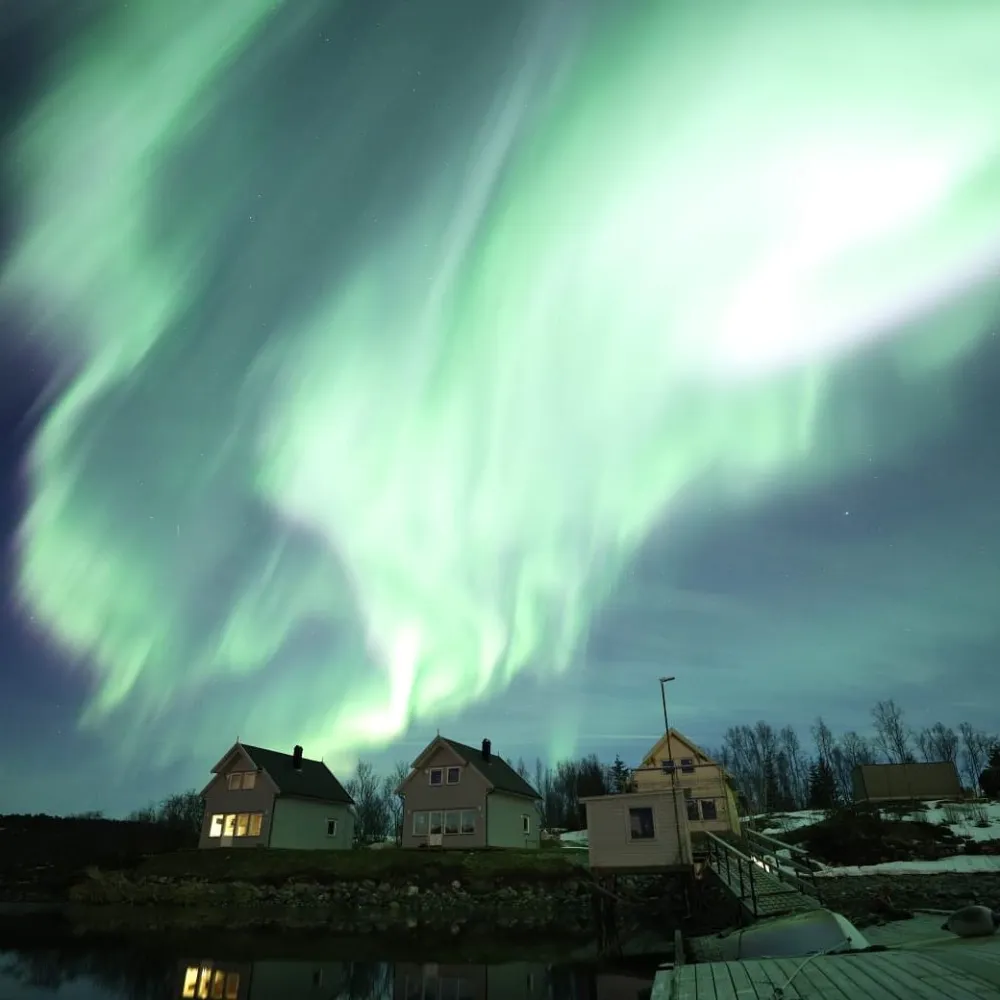 himmel fylt med skarpt grønt aurora