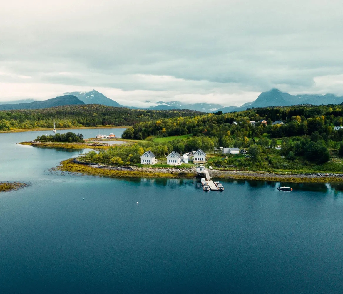 Dronebilde over Senja Arctic Lodge
