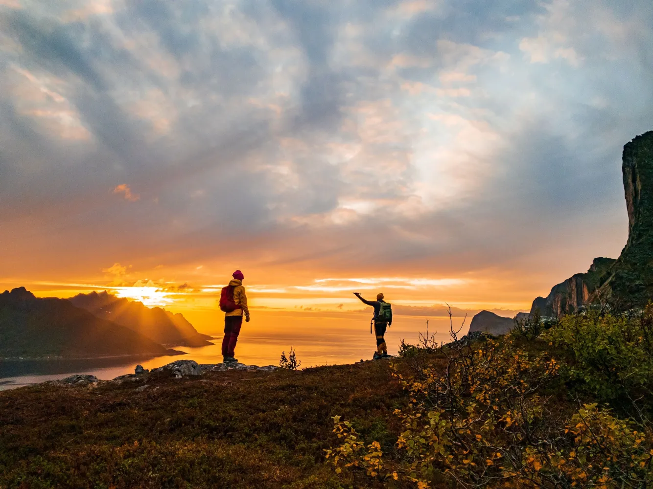 Utsikt mot midnattsol fra en fjelltopp