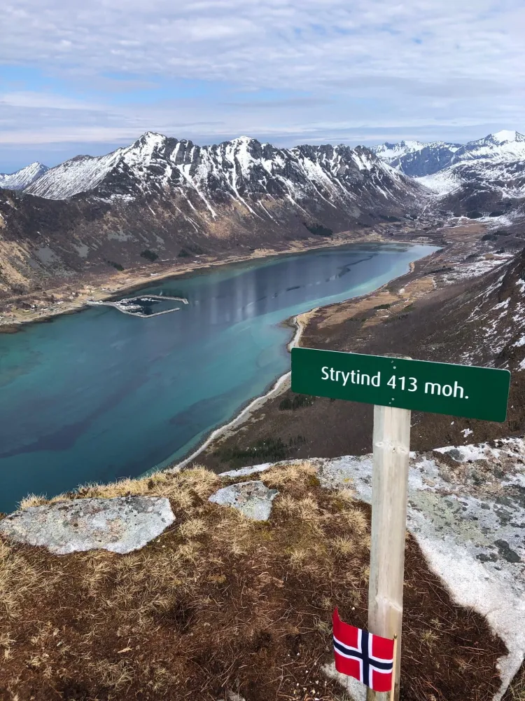 El-sykkel i midnattssol på Sør-Senja