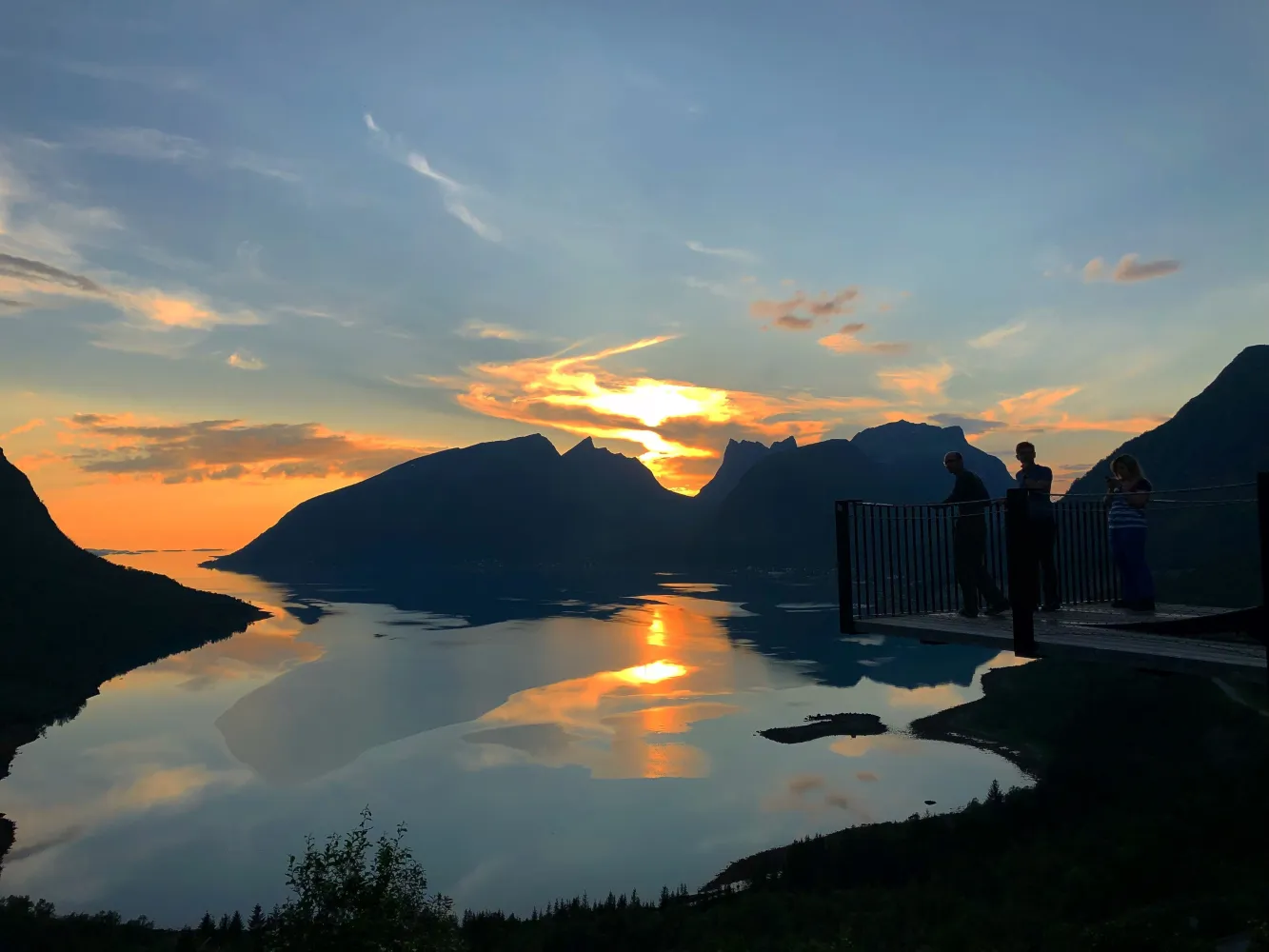 Senja rundt 6 dager med el-sykkel i midnattssol 