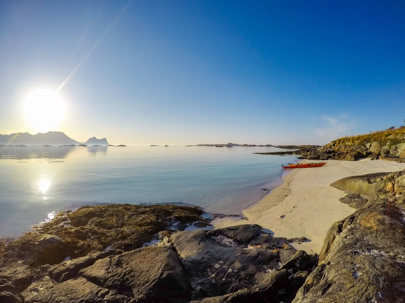 en fin strand med kajakk