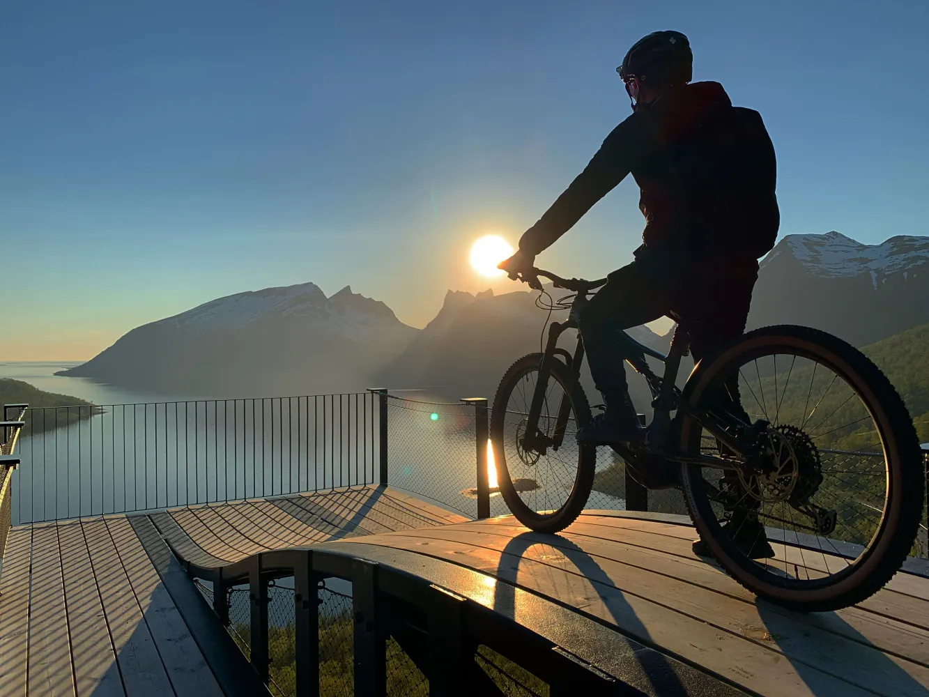 Senja rundt 6 dager med el-sykkel i midnattssol 