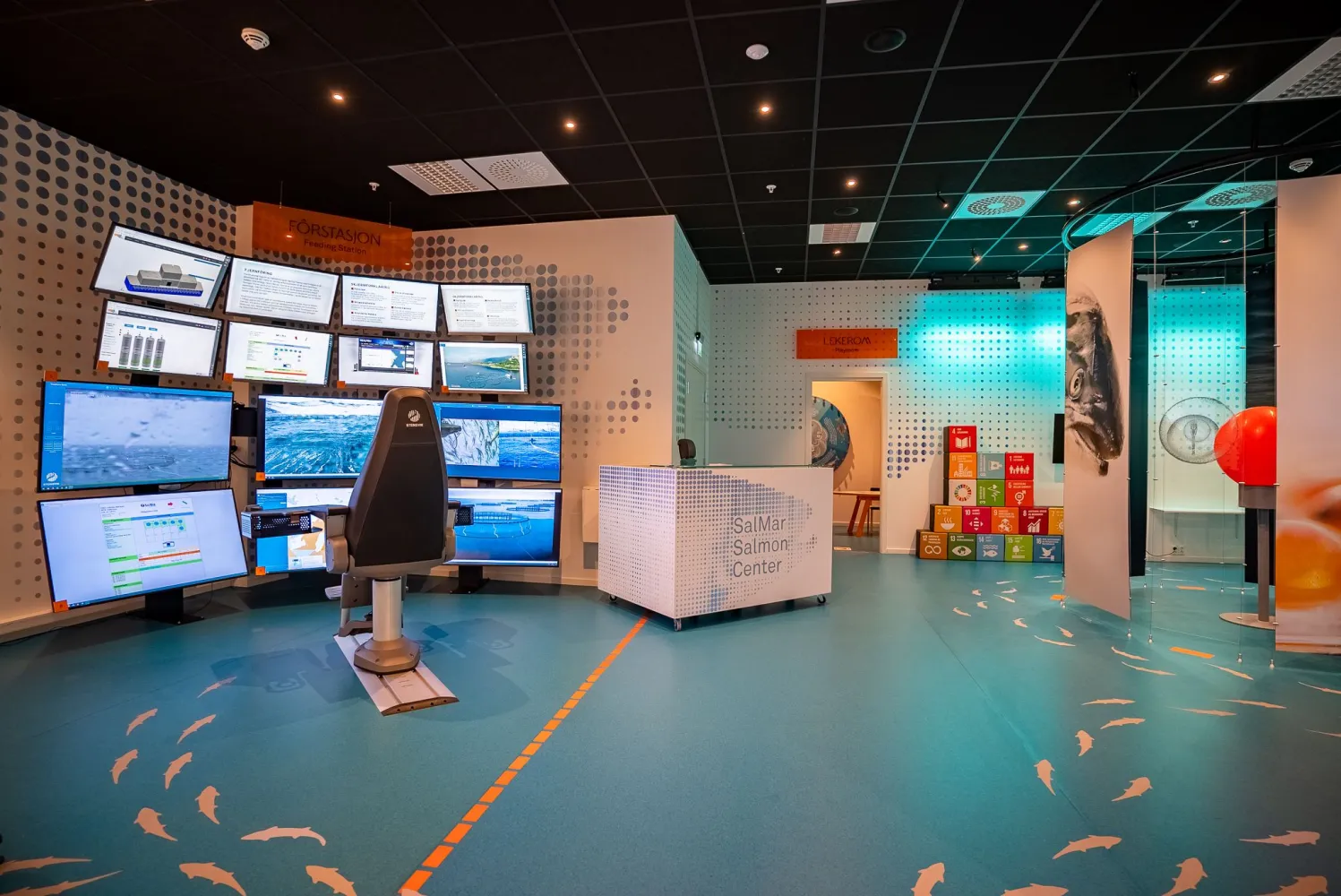 Visningstur til merdekanten og Salmon Center Senja