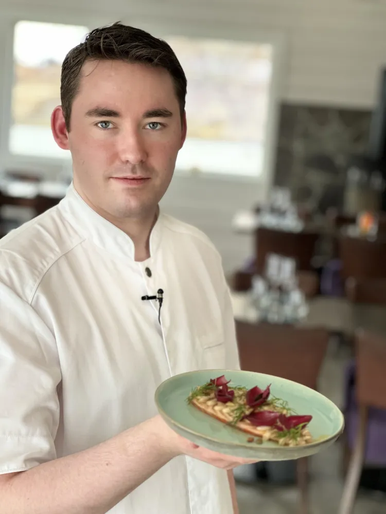 Kokken som presenterer maten