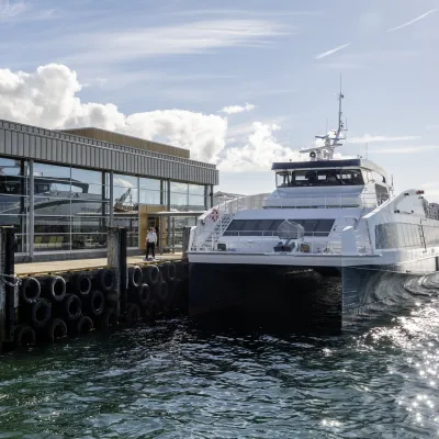 Hurtigbåt ved Finnsnes Kai Dag A Larsen
