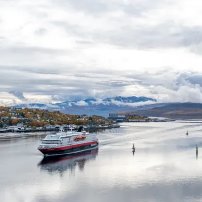 Hurtigruten i gisundet høst DagALarsen