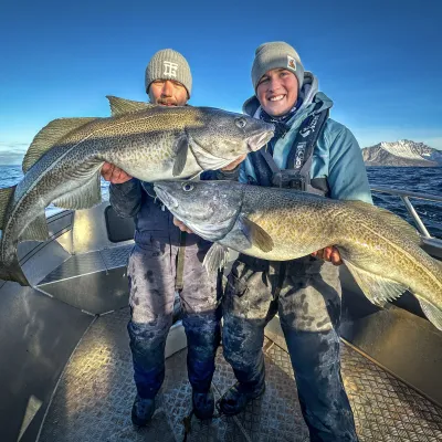 Havfiske - torsk - glade fiskere i båt - Camp Steinfjord